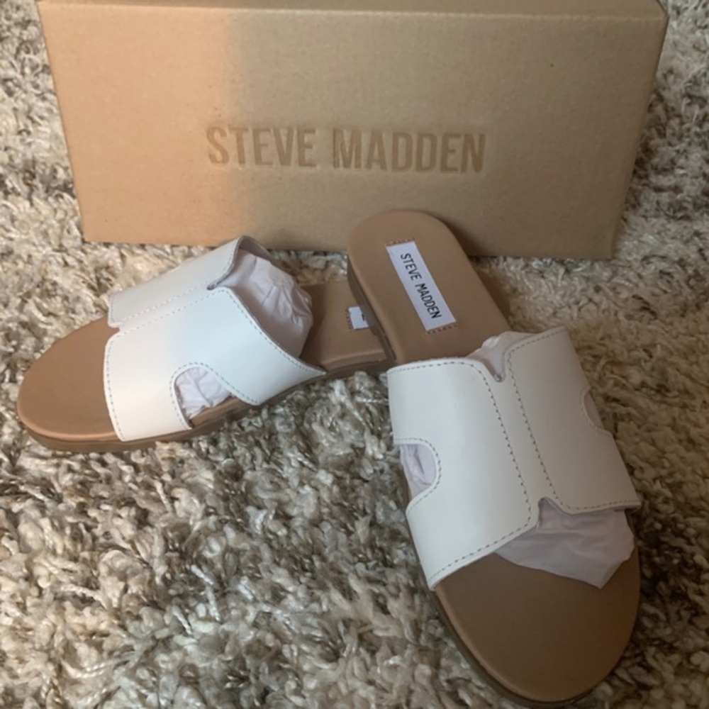 New Without Box Steve Madden White Flat Sandals 7.5